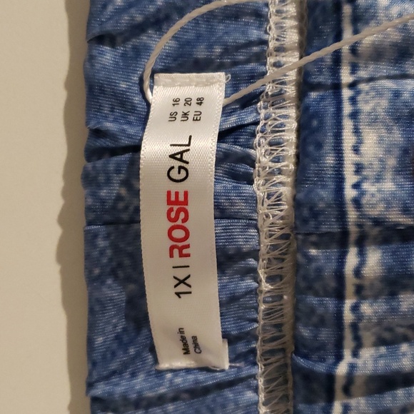 Rose Gal Faux Denim Butterfly Print High Waisted Capri Leggings (USED) - Picture 3 of 3